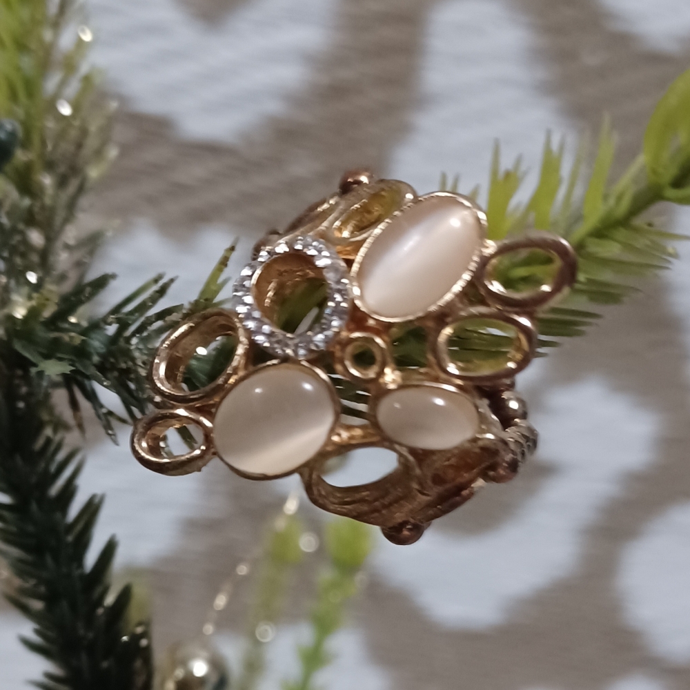 Elegant Rose Gold and Cream Women's Ring